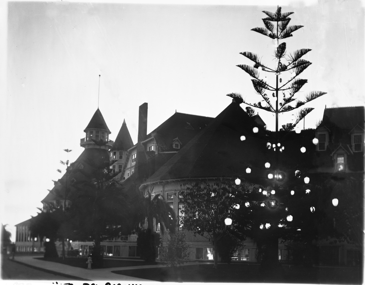 First Christmas Tree Lighting in the World was at the Hotel Del Coronado